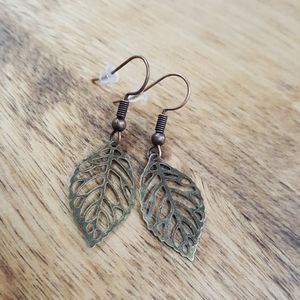 Beautiful new filigree leaf dangle earrings